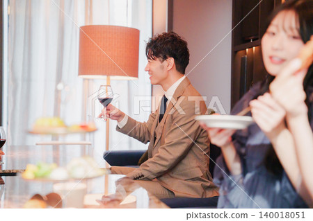People spending time in the luxurious space of the hotel 140018051