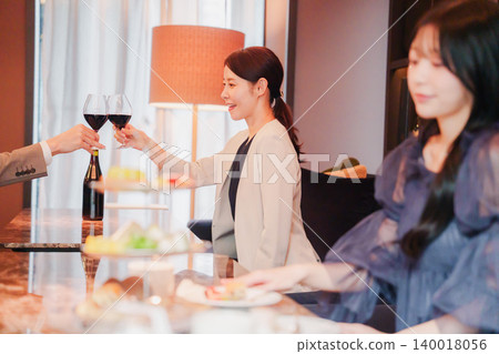 人們在飯店的豪華空間裡消磨時光 人們在飯店的豪華空間裡消磨時光 140018056