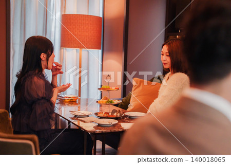 人們在飯店的豪華空間裡消磨時光 人們在飯店的豪華空間裡消磨時光 140018065