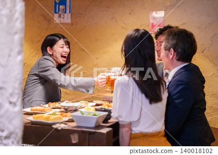 一位在飲酒聚會上興奮的年輕女子 一位在飲酒聚會上興奮的年輕女子 140018102