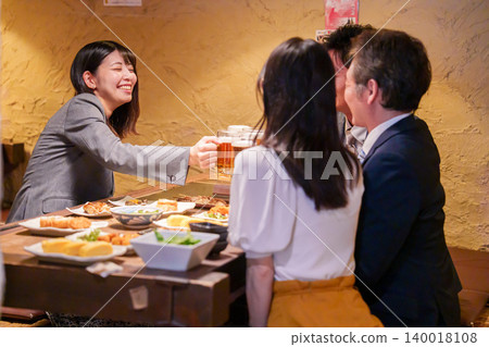 一位在飲酒聚會上興奮的年輕女子 140018108