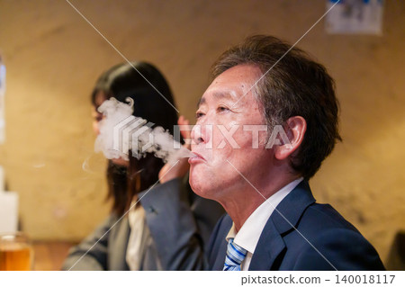 一男一女在酒吧抽煙。 一男一女在酒吧抽煙。 140018117
