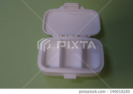 White Plastic Divided Food Container with Open Lid White Plastic Divided Food Container with Open Lid 140018280