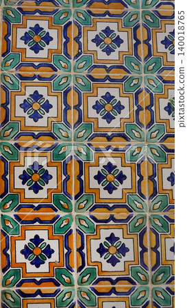 Traditional clay plates on the market of Tunisia. 140018765