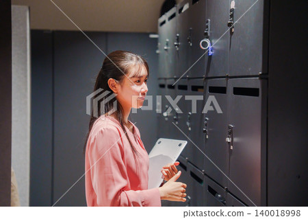 女員工將電腦存放在公司置物櫃中 140018998