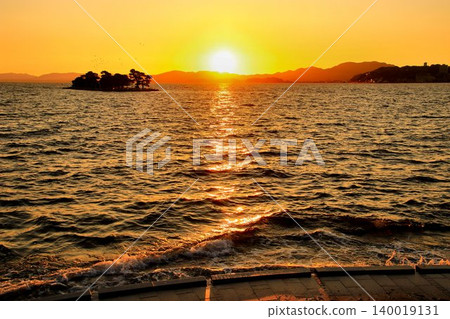 Evening view of Matsue and Izumo dyed in madder red ... Sunset "Lake Shinji" 140019131