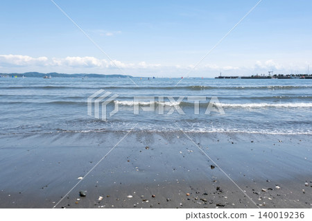 片瀨東濱海灘,夏天的江之島,湘南,神奈川縣 片瀨東濱海灘,夏天的江之島,湘南,神奈川縣 140019236