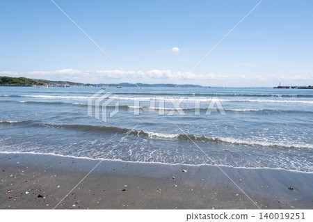 片瀨東濱海灘,夏天的江之島,湘南,神奈川縣 片瀨東濱海灘,夏天的江之島,湘南,神奈川縣 140019251