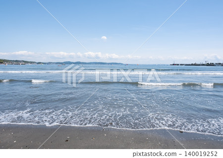 片瀨東濱海灘,夏天的江之島,湘南,神奈川縣 片瀨東濱海灘,夏天的江之島,湘南,神奈川縣 140019252