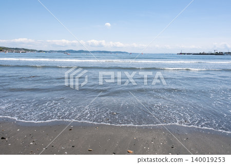 片瀨東濱海灘,夏天的江之島,湘南,神奈川縣 片瀨東濱海灘,夏天的江之島,湘南,神奈川縣 140019253