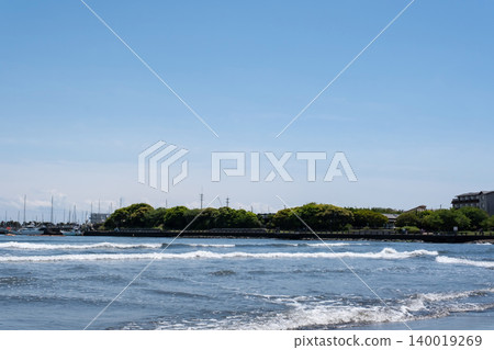 片瀨東濱海灘,夏天的江之島,湘南,神奈川縣 片瀨東濱海灘,夏天的江之島,湘南,神奈川縣 140019269