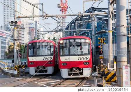 【京急本線】當地列車駛過八山橋和鐵路道口 【京急本線】當地列車駛過八山橋和鐵路道口 140019464