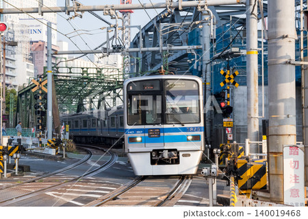 【京急本線】特快列車駛過八山橋和鐵路道口 【京急本線】特快列車駛過八山橋和鐵路道口 140019468