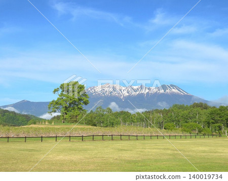 Mount Ontake in Shinshu, still covered in snow. 140019734