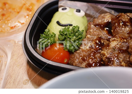 Cute Frog Rice Bento with Meatballs and Tomato 140019825
