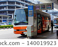Limousine buses and guiding staff waiting to depart at Haneda Airport 140019923