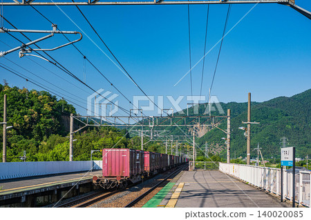 A container train passing through Makino Station on the Kosei Line, Makino-cho, Takashima City, Shiga Prefecture. A container train passing through Makino Station on the Kosei Line, Makino-cho, Takashima City, Shiga Prefecture. 140020085