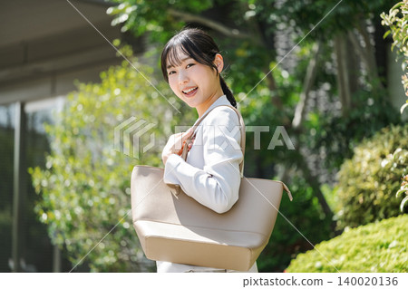 一個年輕的職業女性的肖像 一個年輕的職業女性的肖像 140020136