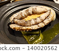 鮑魚殼盛裝菜餚的特寫鏡頭 140020562