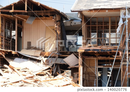 Demolition of wooden houses Demolition of wooden houses 140020776