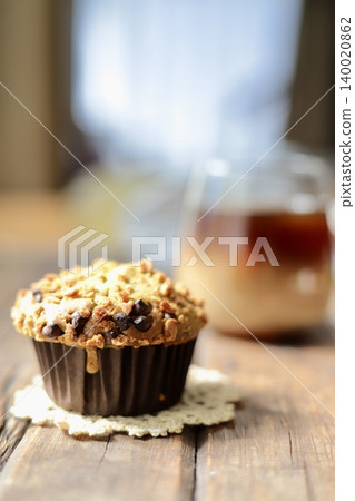 Crispy and fluffy matcha chocolate chip muffin and separate café au lait Crispy and fluffy matcha chocolate chip muffin and separate café au lait 140020862
