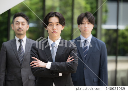 Talent development for new graduates, primarily young employees, through teamwork with managers; a serious and earnest image with arms crossed. 140021089