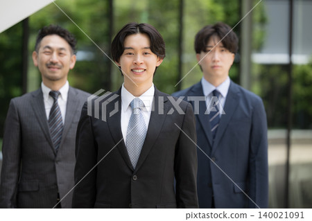 A business image focused on talent development and career building, where young employees grow together with managers and teams, accompanied by a smiling face looking directly at the camera. 140021091