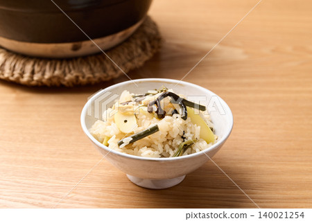 Rice cooked with bracken and bamboo shoots (mountain vegetable rice) Rice cooked with bracken and bamboo shoots (mountain vegetable rice) 140021254