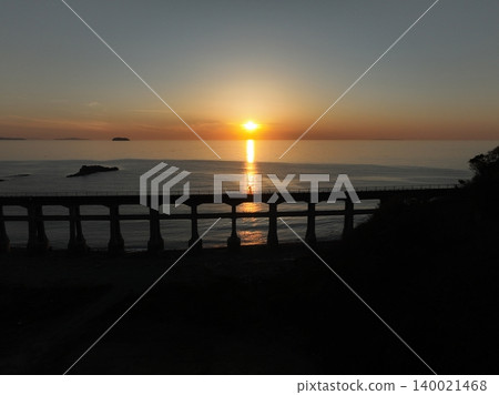 日落時分,從空中拍攝的日本海上的雙後川大橋(一座鋼筋混凝土拱橋)的景色。 日落時分,從空中拍攝的日本海上的雙後川大橋(一座鋼筋混凝土拱橋)的景色。 140021468