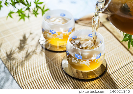 Pour in cold barley tea. Pour in cold barley tea. 140021540