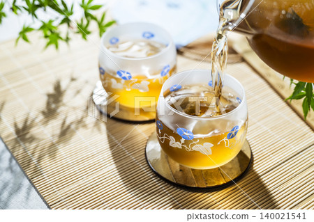 Pour in cold barley tea. Pour in cold barley tea. 140021541