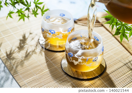 Pour in cold barley tea. Pour in cold barley tea. 140021544