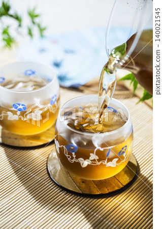 Pour in cold barley tea. Pour in cold barley tea. 140021545