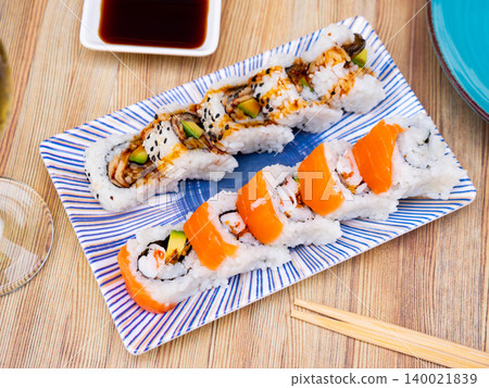Uramaki sushi roll 140021839