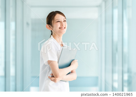Female nurses, nursing students, and healthcare professionals wearing scrubs in hospital and school corridors (job hunting, career change, qualifications) Female nurses, nursing students, and healthcare professionals wearing scrubs in hospital and school corridors (job hunting, career change, qualifications) 140021965