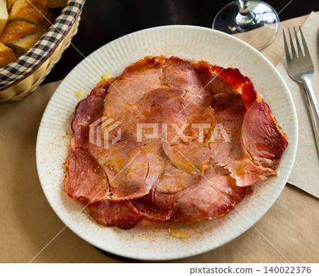 Sliced Galician lacon ham seasoned with spicy paprika 140022376