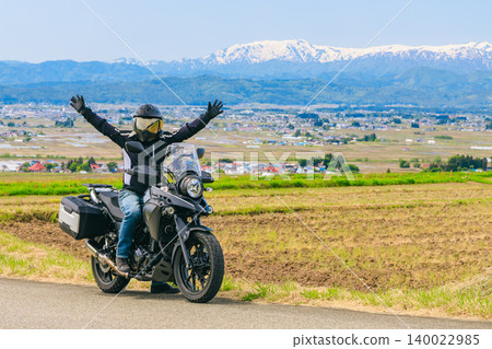從戀人坂（Koibitozaka）眺望白雪皚皚的飯出山和一輛摩托車。 140022985