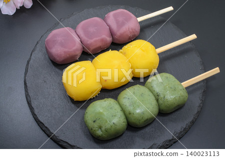 略顯奢華的日式甜點:串燒團子 略顯奢華的日式甜點:串燒團子 140023113