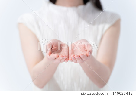 Female hand Female hand 140023412