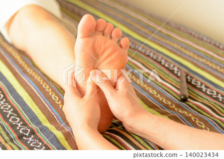 Reflexology treatment to loosen the soles of your feet 140023434