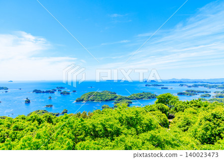 初夏時節，從長崎縣佐世保市石岳展望公園眺望九十九島群島 140023473