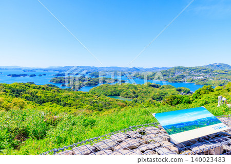 初夏時節,從九十九島觀光公園眺望九十九島群島,位於長崎縣佐世保市。 初夏時節,從九十九島觀光公園眺望九十九島群島,位於長崎縣佐世保市。 140023483