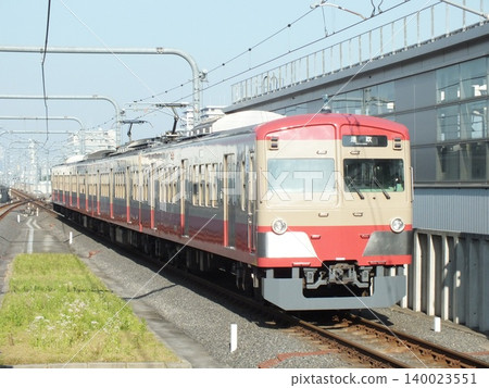 西武鐵道新101系列,247號列車(攝於武藏堺站) 西武鐵道新101系列,247號列車(攝於武藏堺站) 140023551