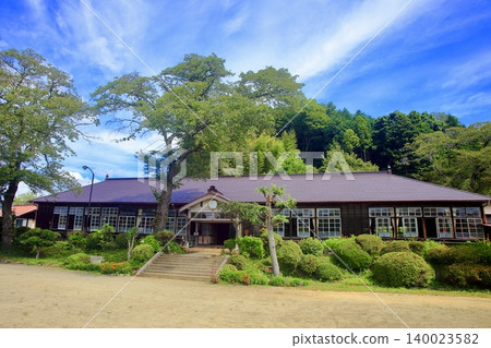 Showa-era wooden school building and schoolyard scenery 140023582