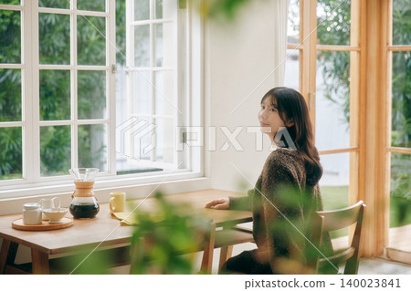 一位獨居女子正在享用早餐。 一位獨居女子正在享用早餐。 140023841