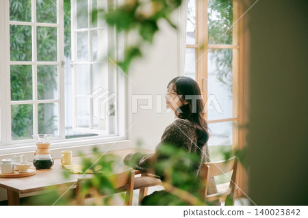 一位獨居女子正在享用早餐。 140023842