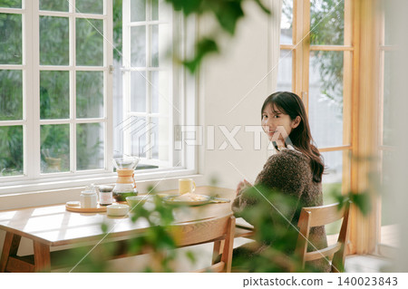 一位獨居女子正在享用早餐。 一位獨居女子正在享用早餐。 140023843