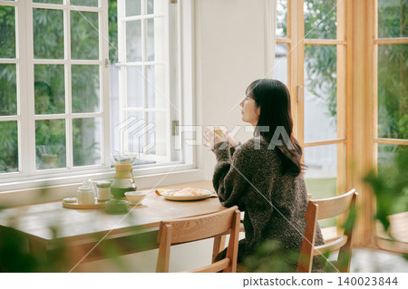 一位獨居女子正在享用早餐。 一位獨居女子正在享用早餐。 140023844