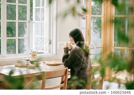 一位獨居女子正在享用早餐。 一位獨居女子正在享用早餐。 140023846