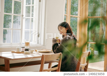 一位獨居女子正在享用早餐。 一位獨居女子正在享用早餐。 140023850